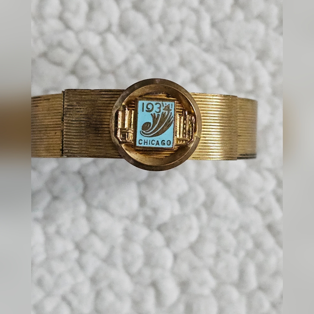 Gold-Tone Wrist Clip with Light Blue 1934 Chicago Emblem